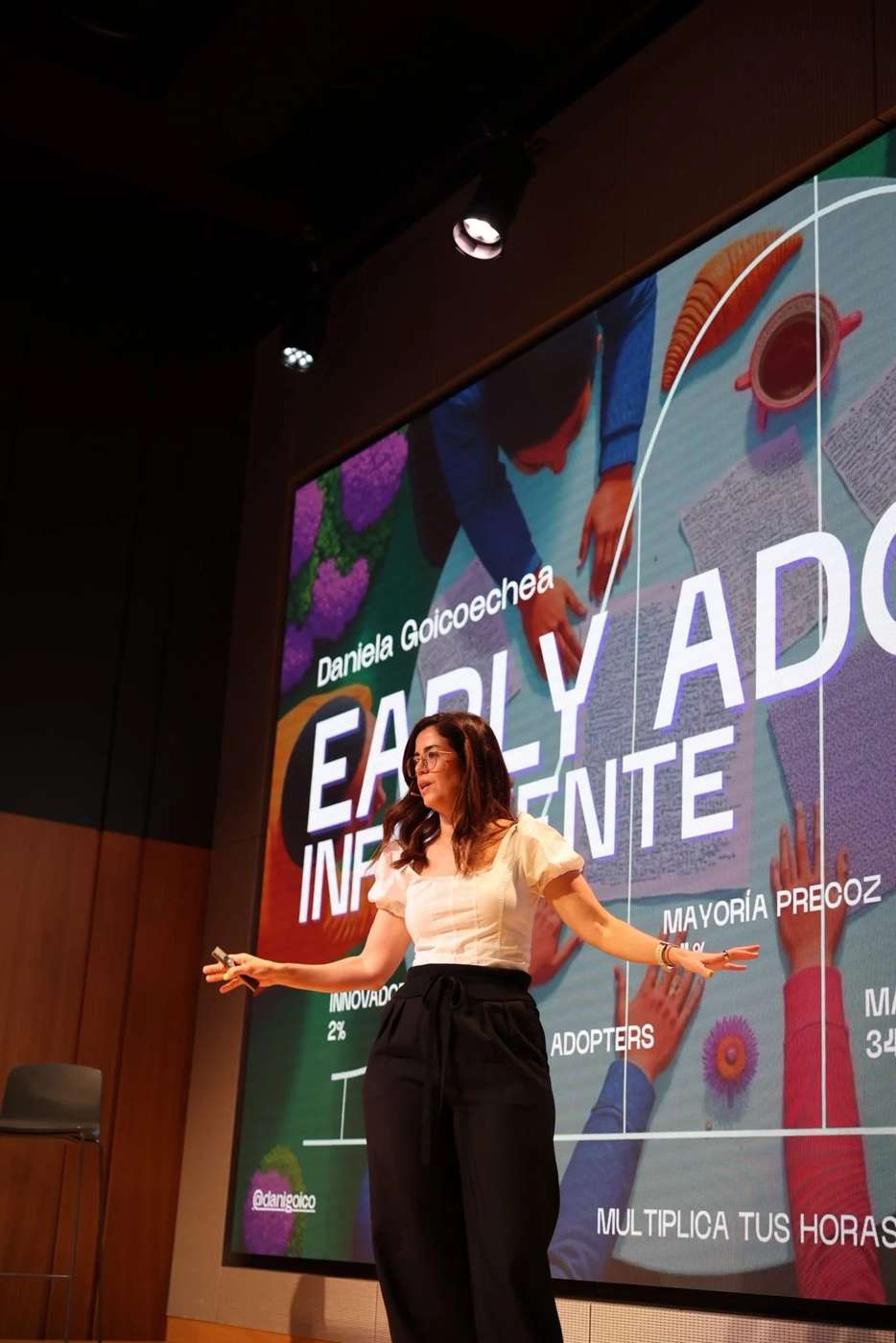 Daniela Goicoechea en el escenario dando una conferencia sobre inteligencia artificial